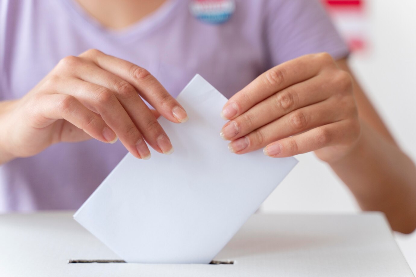 Persona Colocando Su Voto Casilla 23 2149096792
