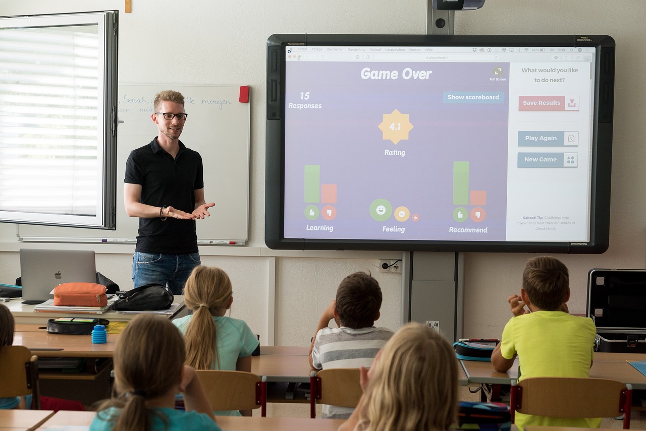 Teacher 3765909 1280