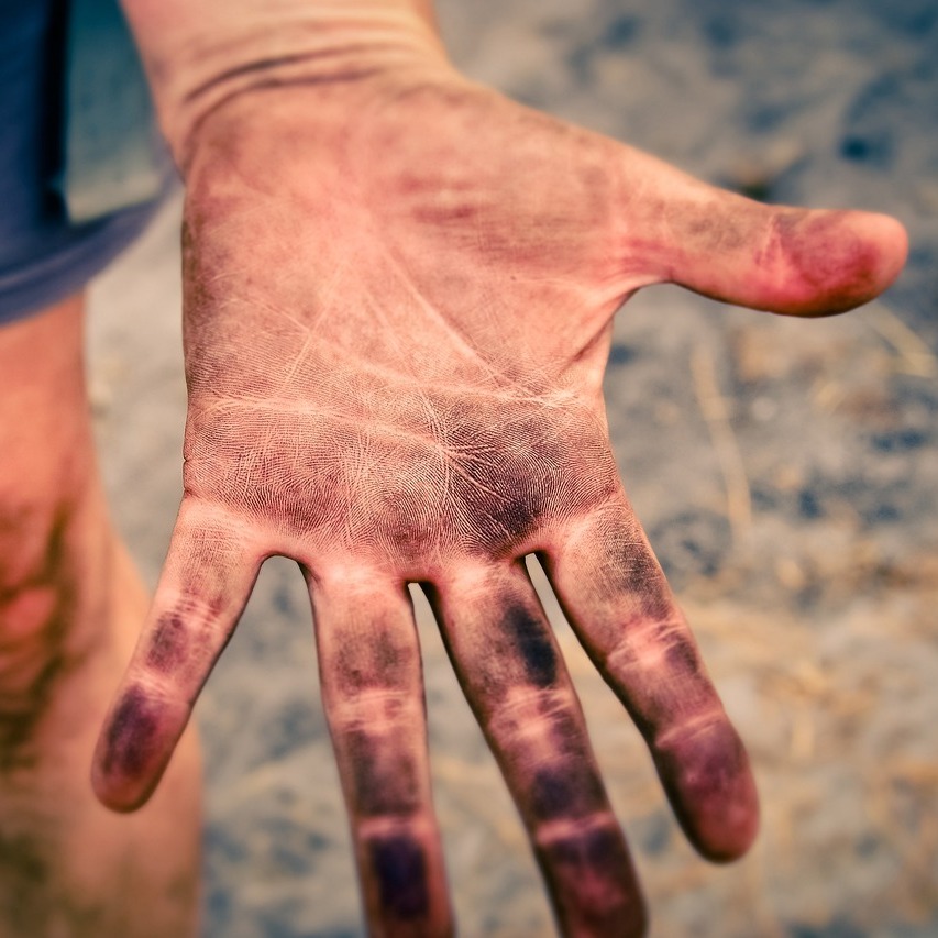 Hand 3588162 1280 (1)