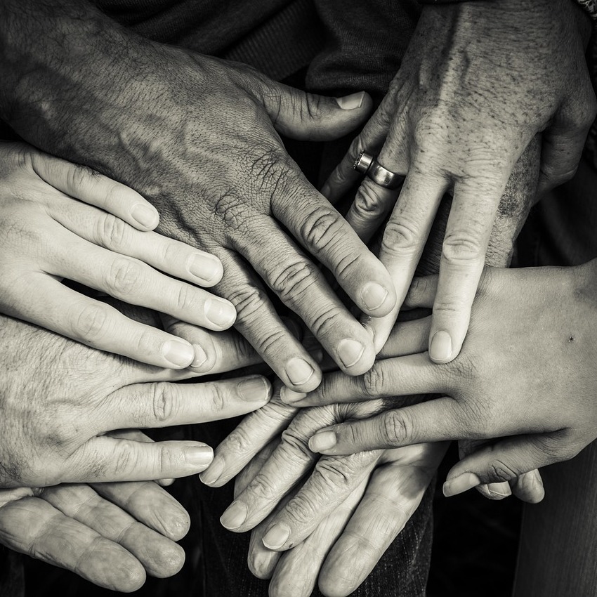 Hands 4114905 1280 (1)