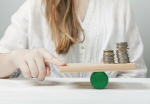 Mujer Sosteniendo Su Dedo Equilibrio Monedas (1)