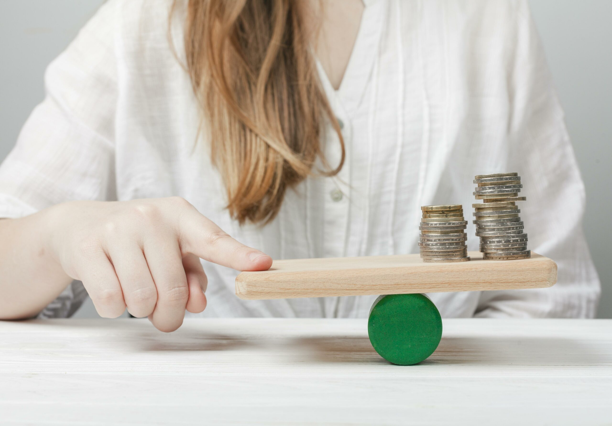 Mujer Sosteniendo Su Dedo Equilibrio Monedas (1)