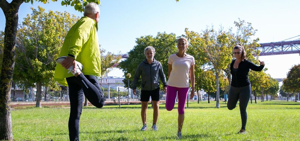 Personas Mayores Realizando Deporte En El Exterior Foto Freepik
