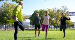 Personas Mayores Realizando Deporte En El Exterior Foto Freepik