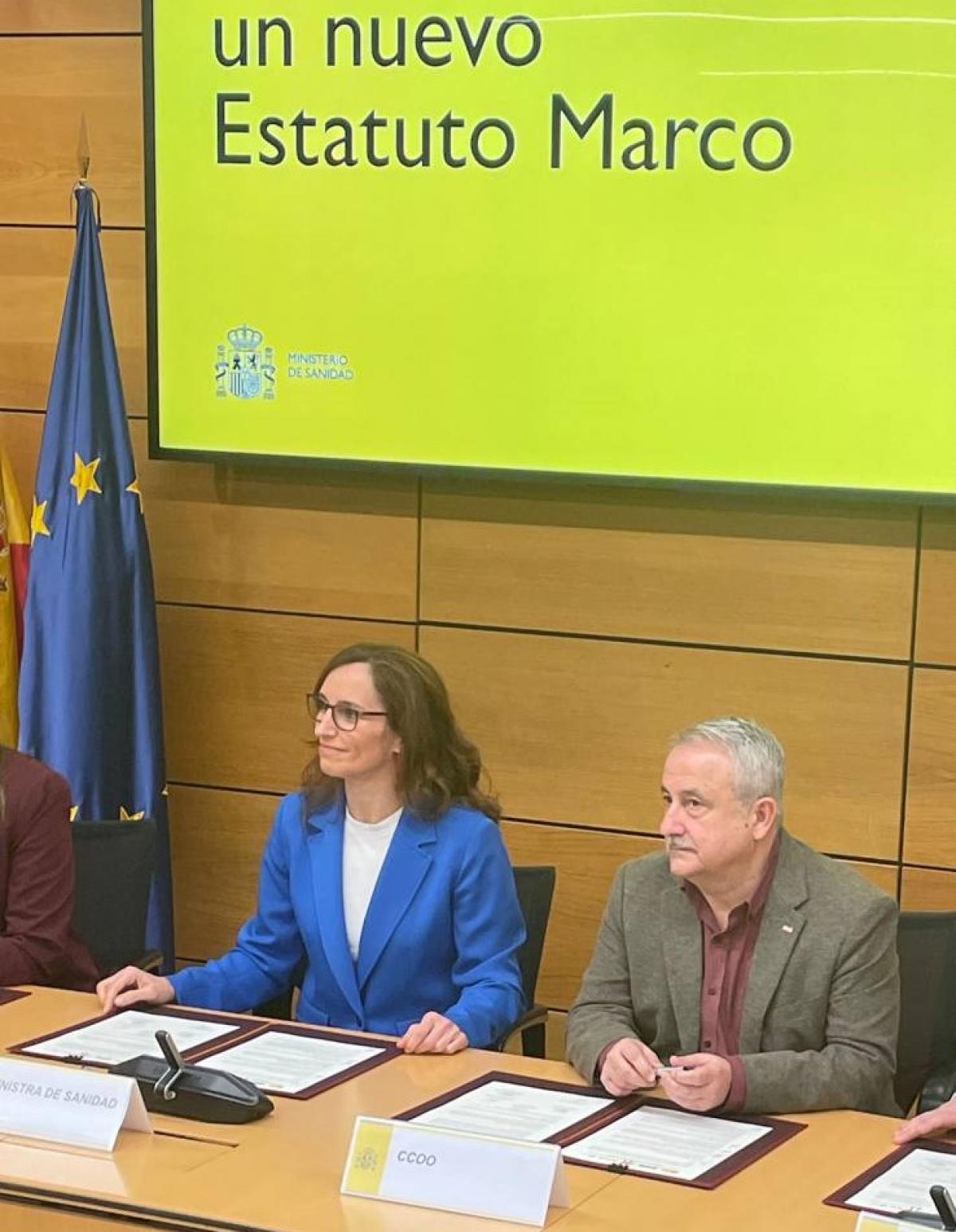 La Ministra De Sanitat I El Secretari General De La Fss Ccoo Humberto Muñoz En La Signatura De L'acord Sobre El Text De L'avantprojecte De Llei De L'estatut Marc