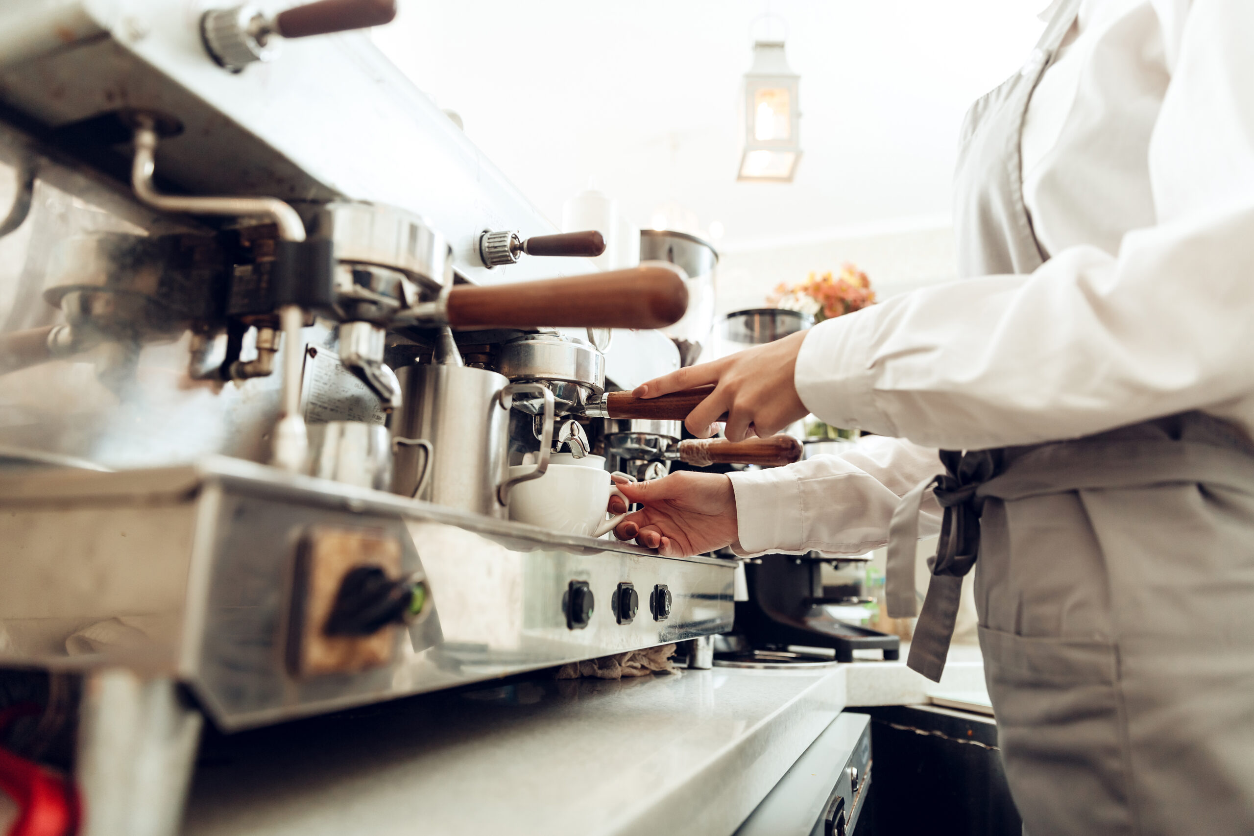 camarera preparando cafe