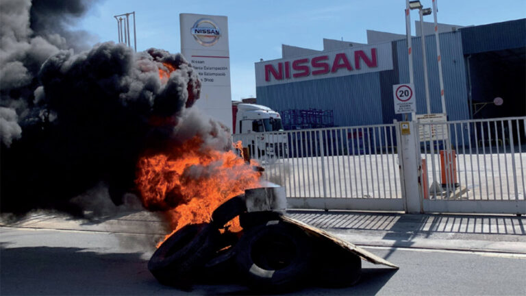 Pneumàtics cremats davan la planta de Nissan