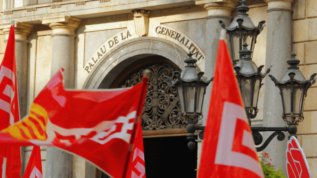 Banderes de CCOO davant el Palau de la Generalitat