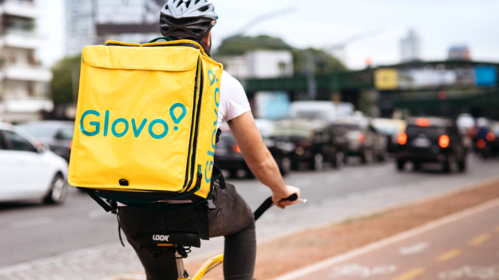 Repartidor de l'empresa Glovo en bicicleta. Rider
