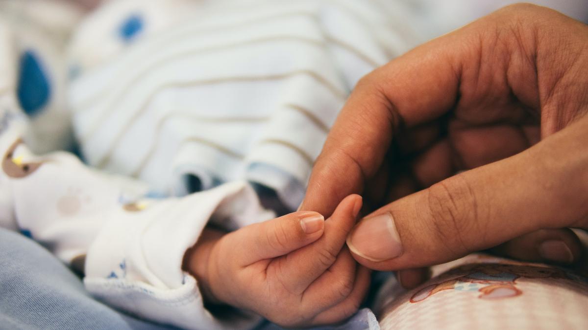 Madre Coge La Mano De Su Bebe