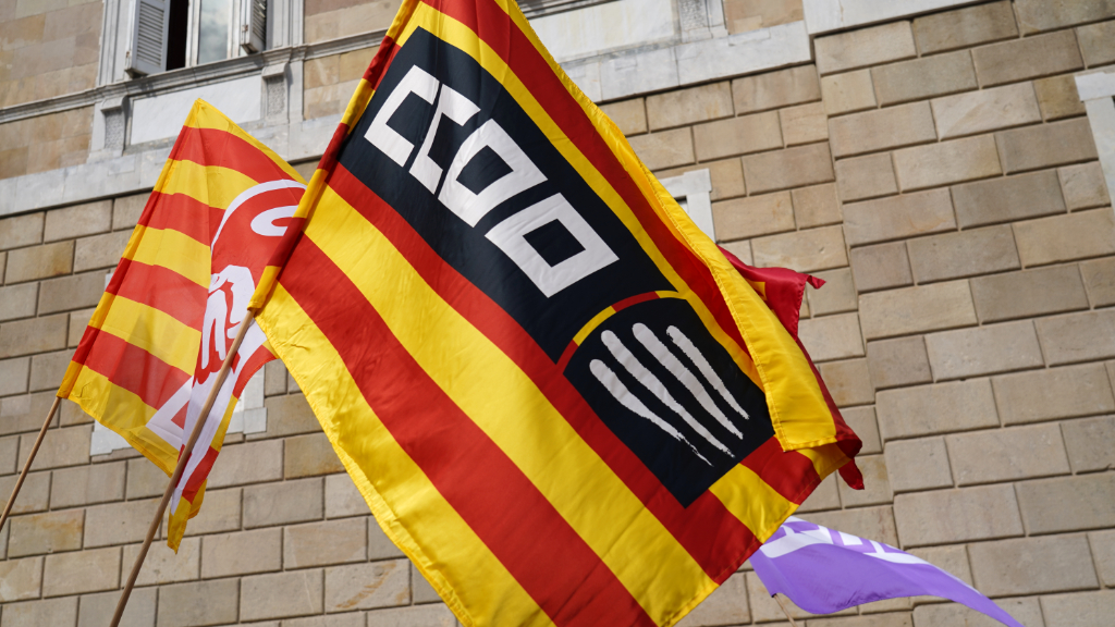 Banderes de CCOO davant la Generalitat