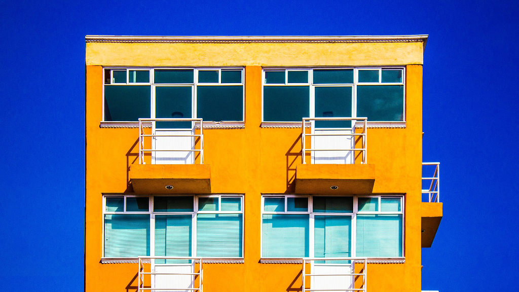 Habitatge taronja amb cel blau