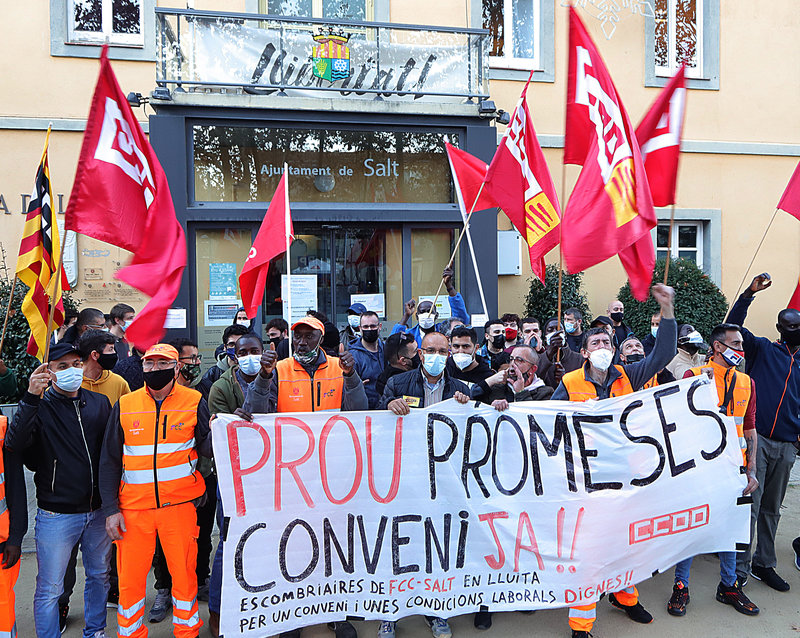 Salt: Manifestació Dels Treballadors En Vaga De Recollida D'escombraries. Aniran A Peu Fins L'ajuntament.