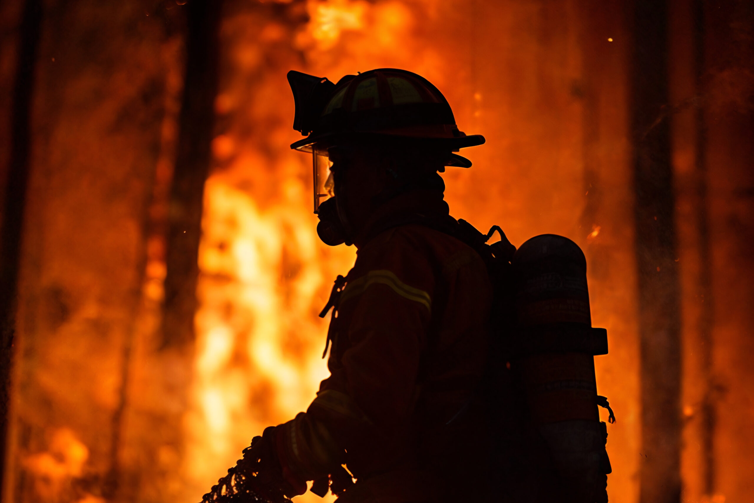 Bombero Trabajando En Un Gran Incendio Provocado Por La Sequía En Un Bosque